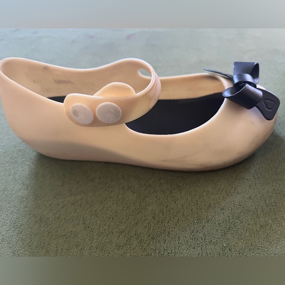 Girls Mini Mini brand tan flats with black bows - Picture 5 of 9